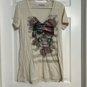 Extra large, red, white and blue skull neck T-shirt